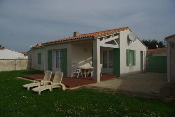 Ile de Ré:House near the most beautiful beach of the island of re and the lighthouse whale