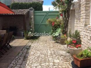 Ile de Ré:Typical house rethaise in the heart of the village, 300 meters from the sea