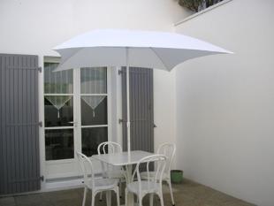 ile de ré Charming studio with flowered courtyard and private parking in garage in st-mart