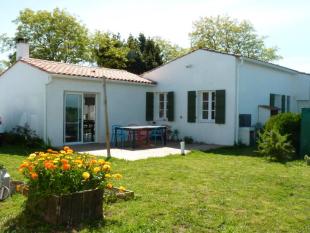Ile de Ré:Pleasant family home in large garden