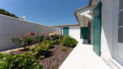 Ile de Ré:House in the calm of the great driveway near the beach and market