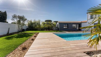 Ile de Ré:Villa with swimming pool, for 8 people, in the center village of le bois-plage-