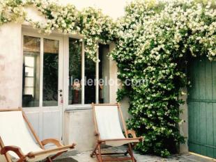 ile de ré Ars- village house with flowery courtyard