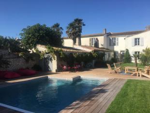 Ile de Ré:Beautiful retaise house in the heart of bois plage, heated swimming pool