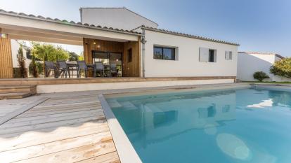 Ile de Ré:Family house for 10 people with swimming pool in la flotte
