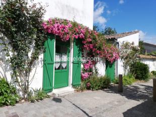 Ile de Ré:Pleasant one-bedroom apartment located in st martin, near the ramparts, 300m fro