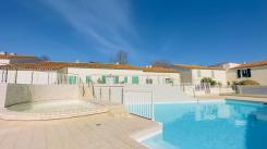 Ile de Ré:Apartment in the remparts with pool and parking