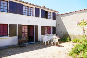 ile de ré House in the center of la couarde in a quiet area with a large private flowery c