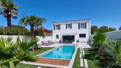 Ile de Ré:Charming house with swimming pool, in the center of the village, partial sea vie
