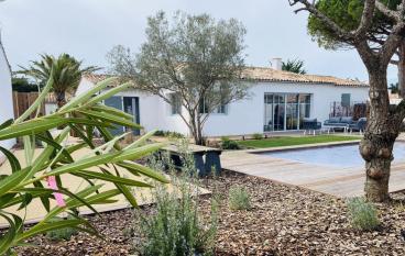 Ile de Ré:Villa oca - air-conditioned, 200 m from the ocean, quiet, with heated swimming p