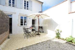 Ile de Ré:The little schoolgirl - village house