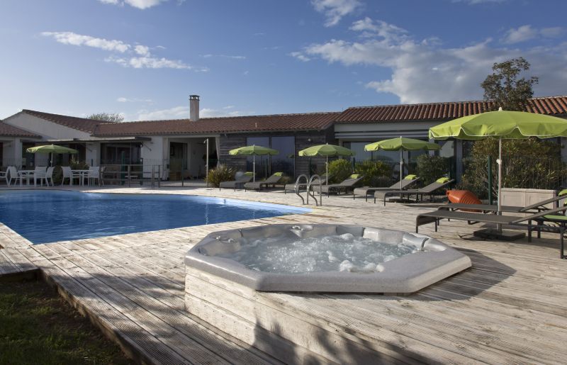 Photo 4: An accomodation located in Sainte-Marie-de-Ré on ile de Ré.