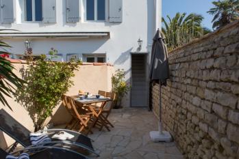 Ile de Ré:Apartment with private courtyard close to the port and the market. n3