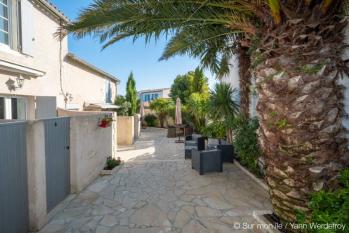 Ile de Ré:Apartment overlooking a flowery courtyard, a stone's throw from the port and the