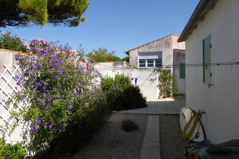 Photo 10: An accomodation located in La Couarde-sur-mer on ile de Ré.