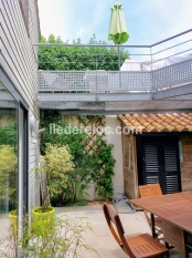 Ile de Ré:The well (2 showers/2 toilets/heart of village/private parking/internet