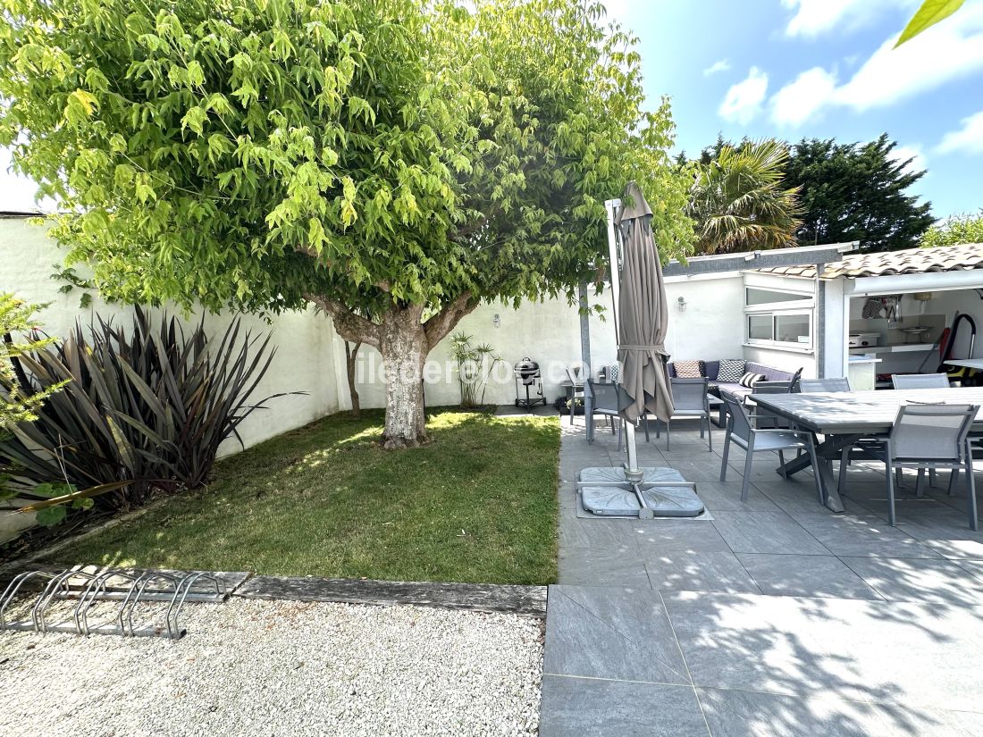 Photo 7: An accomodation located in La Couarde-sur-mer on ile de R&eacute;.