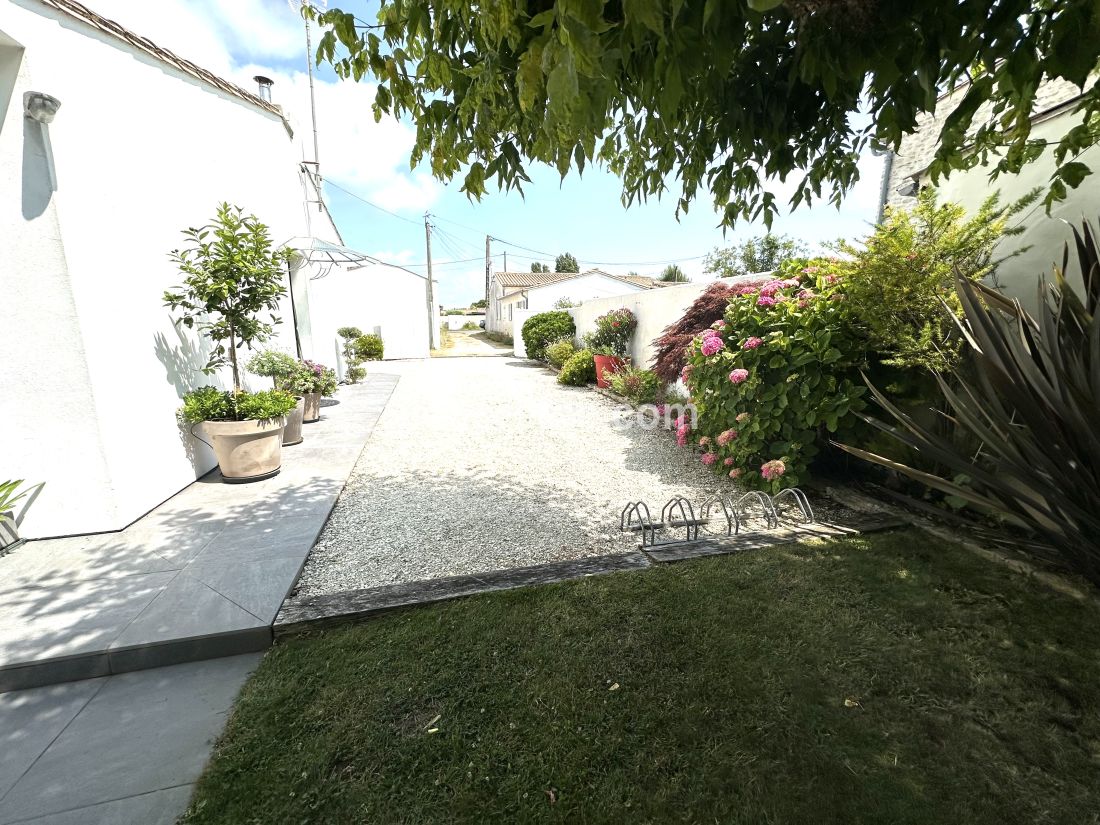 Photo 9: An accomodation located in La Couarde-sur-mer on ile de R&eacute;.