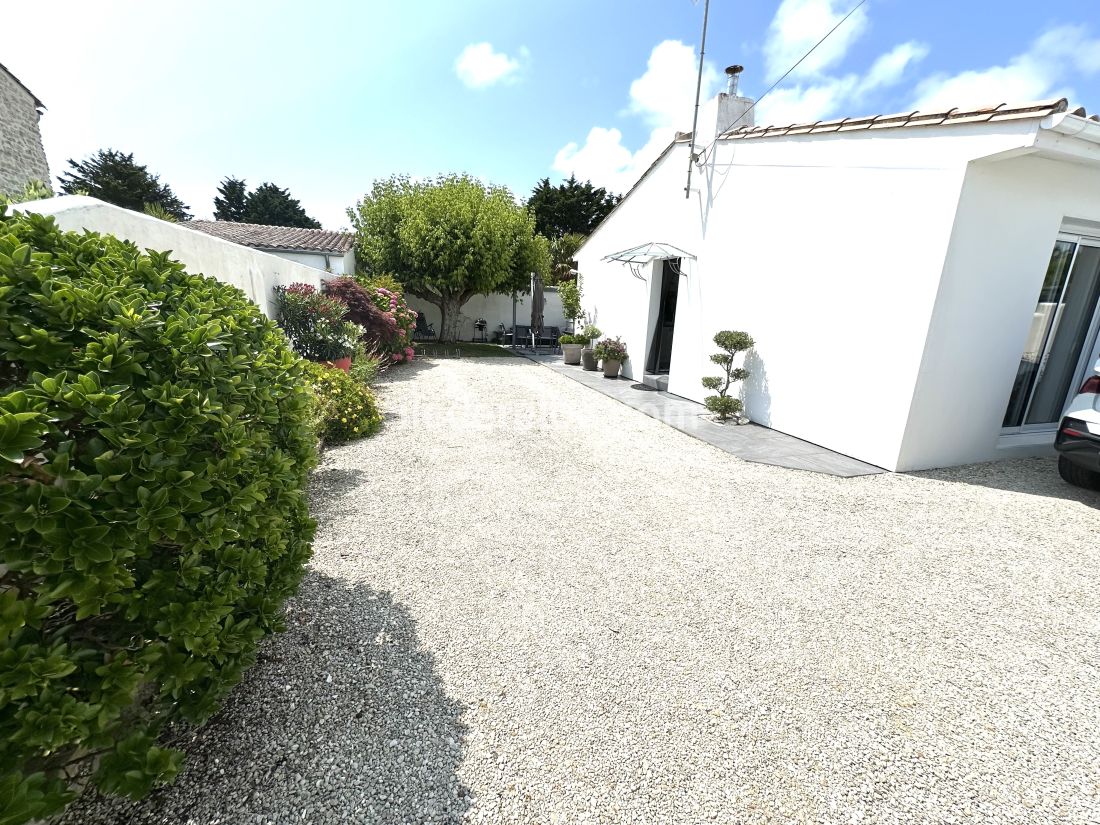 Photo 8: An accomodation located in La Couarde-sur-mer on ile de R&eacute;.