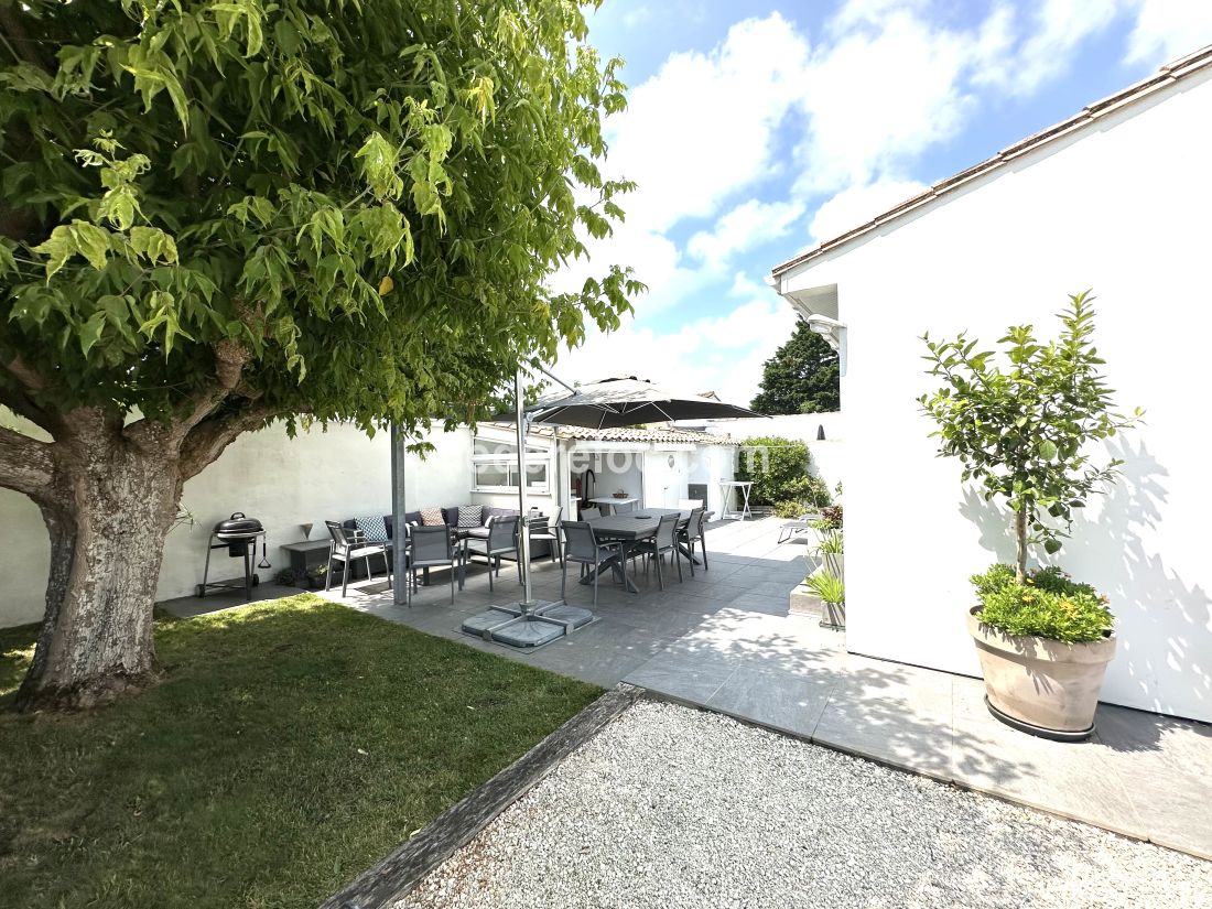 Photo 6: An accomodation located in La Couarde-sur-mer on ile de R&eacute;.