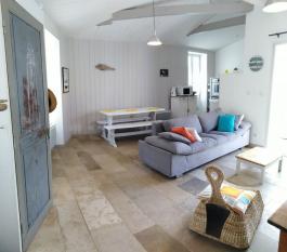 ile de ré House with sunny courtyard in the center of the village