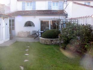 Ile de Ré:House in the center of the village 600m from the beach