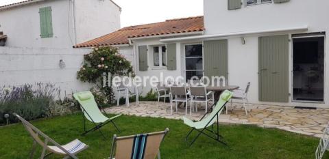 Ile de Ré:Near village center - nice house with enclosed garden and terrace -