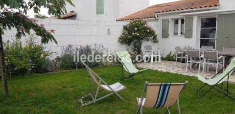 Ile de R&eacute;:Near village center - nice house with enclosed garden and terrace -