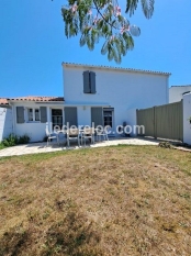 Ile de R&eacute;:Near village center - nice house with enclosed garden and terrace -