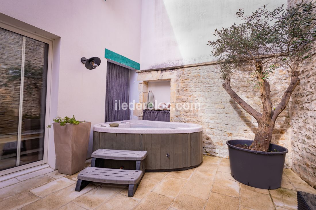 Photo 11: An accomodation located in La Flotte-en-R&eacute; on ile de R&eacute;.