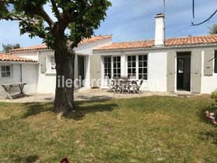 Ile de Ré:3 bedroom house with walled garden 250 m from the beach