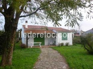 Ile de Ré:House with large garden near beach and shops