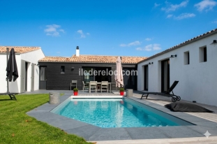 Ile de R&eacute;:Contemporary house intramural with heated pool for 10 people