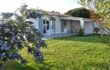 Ile de Ré:Ground floor house, calm and bright, closed of walls.