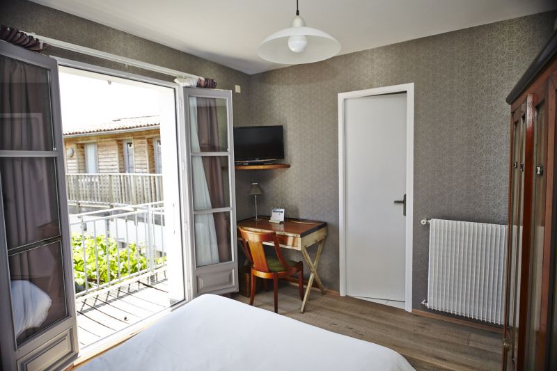 Photo 6: An accomodation located in La Couarde-sur-mer on ile de Ré.