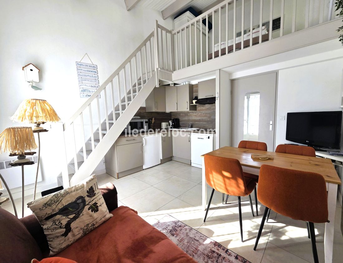 Photo 5: An accomodation located in Saint-Martin-de-R&eacute; on ile de R&eacute;.