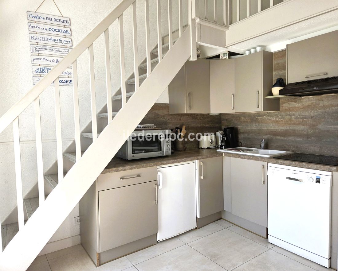 Photo 7: An accomodation located in Saint-Martin-de-R&eacute; on ile de R&eacute;.