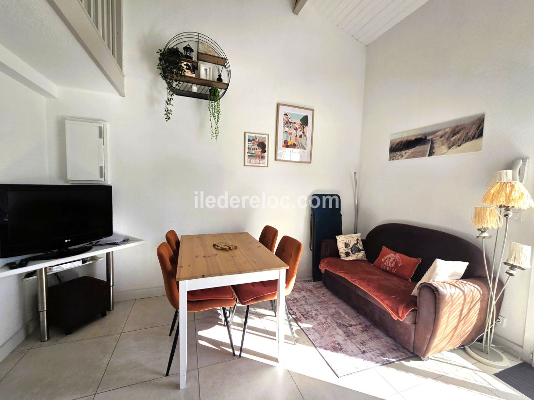 Photo 8: An accomodation located in Saint-Martin-de-R&eacute; on ile de R&eacute;.