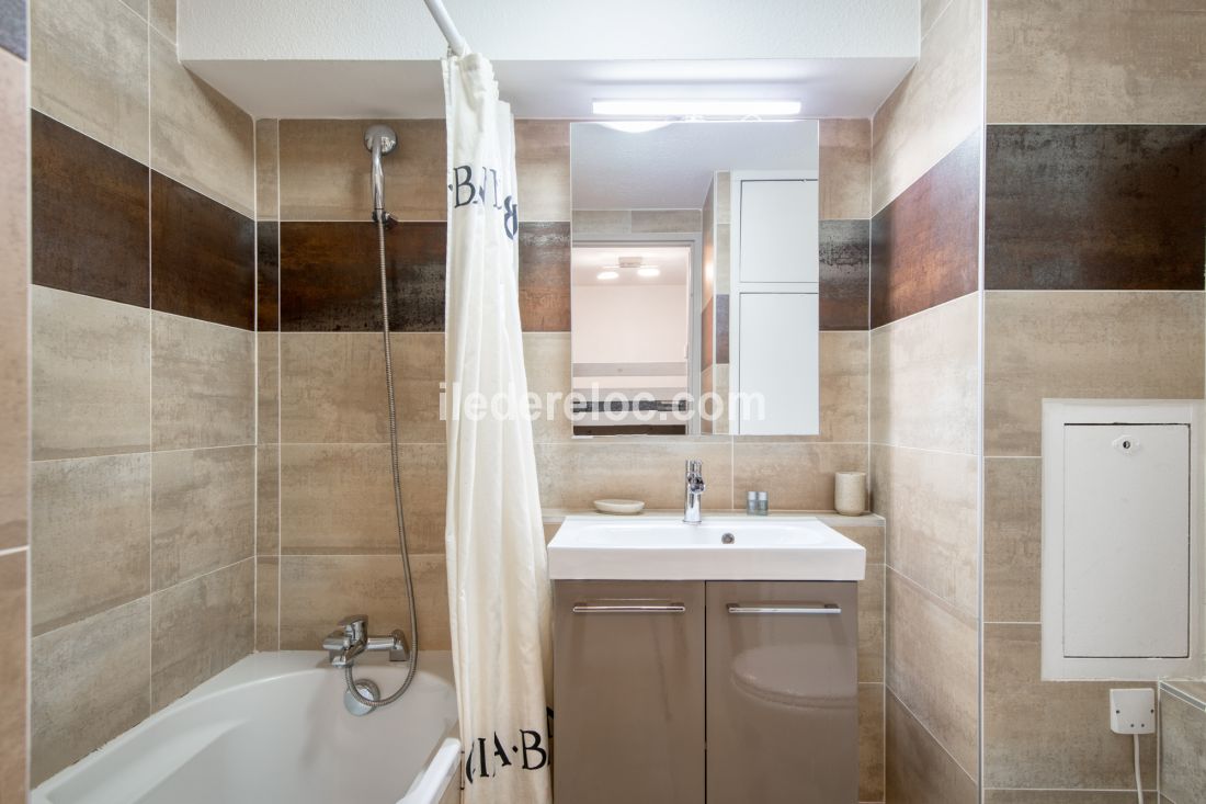 Photo 10: An accomodation located in Saint-Martin-de-R&eacute; on ile de R&eacute;.