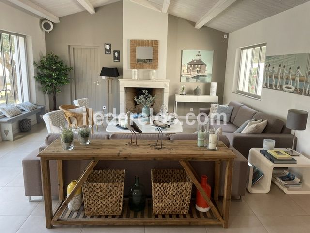 Photo 10: An accomodation located in La Couarde-sur-mer on ile de R&eacute;.