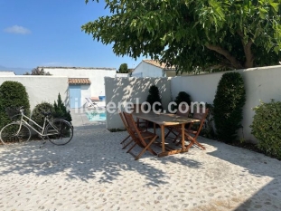 Ile de Ré:House for rent in loix, 6 people, heated swimming pool, garden