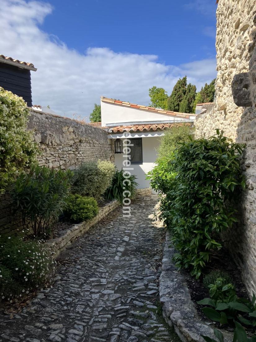 Photo 8: An accomodation located in La Couarde-sur-mer on ile de R&eacute;.