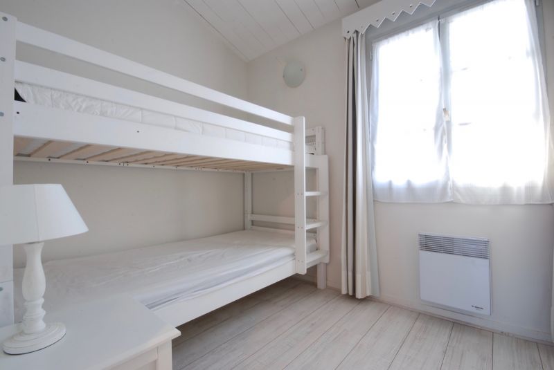 Photo 7: An accomodation located in Saint-Martin-de-R&eacute; on ile de R&eacute;.