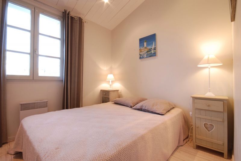 Photo 6: An accomodation located in Saint-Martin-de-R&eacute; on ile de R&eacute;.