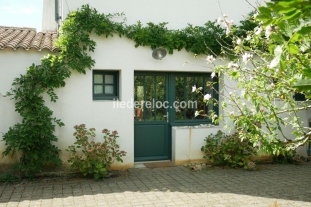 Ile de R&eacute;:Beautiful house renovated with taste, large enclosed garden