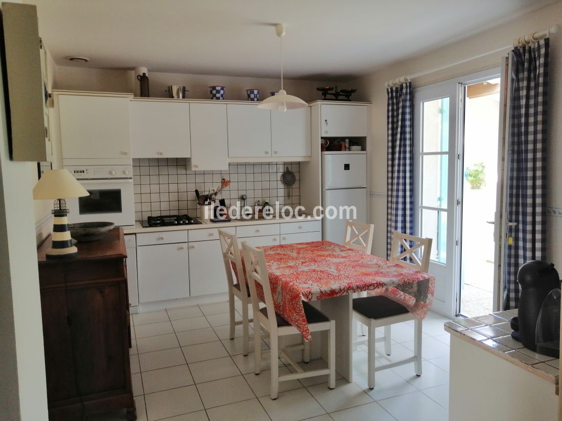 Photo 9: An accomodation located in Saint-Martin-de-R&eacute; on ile de R&eacute;.