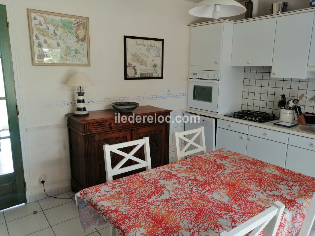 Photo 10: An accomodation located in Saint-Martin-de-R&eacute; on ile de R&eacute;.