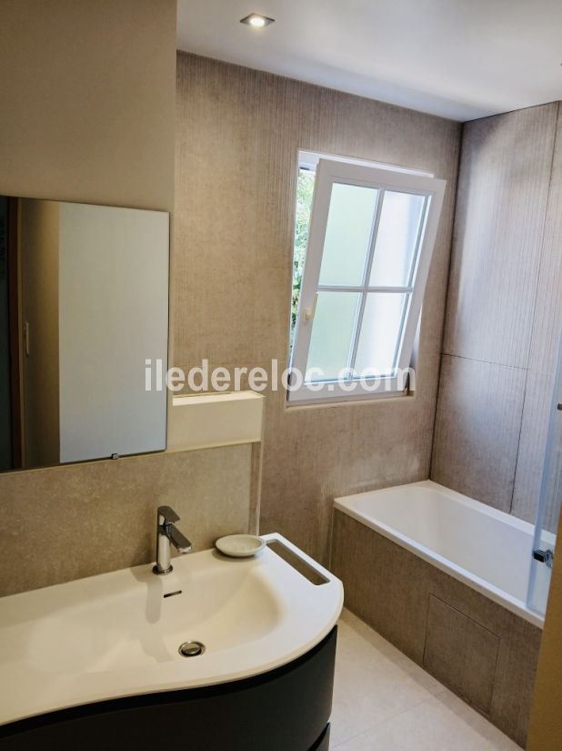 Photo 17: An accomodation located in Saint-Martin-de-R&eacute; on ile de R&eacute;.