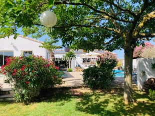 Ile de Ré:Large charming house with its dependency and swimming pool in loix