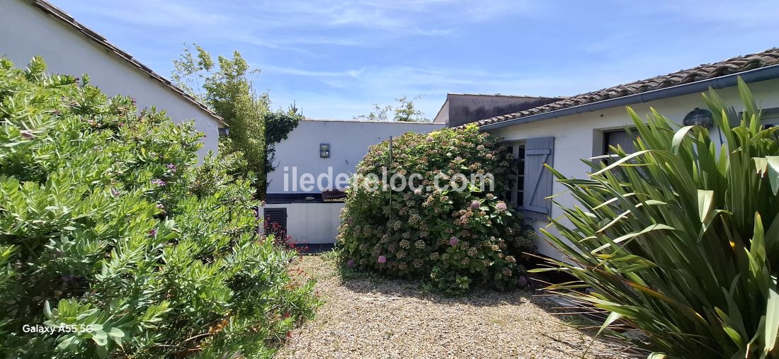 Photo 6: An accomodation located in La Couarde-sur-mer on ile de R&eacute;.